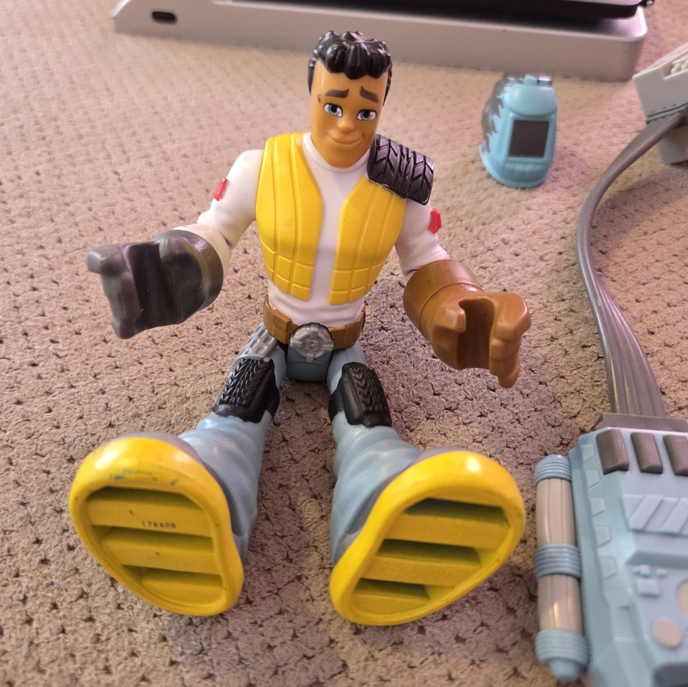 2018 Rescue Heroes Carlos Kitbash 6" Figure with Spinning Arc Welder Mechanic - Picture 10 of 13